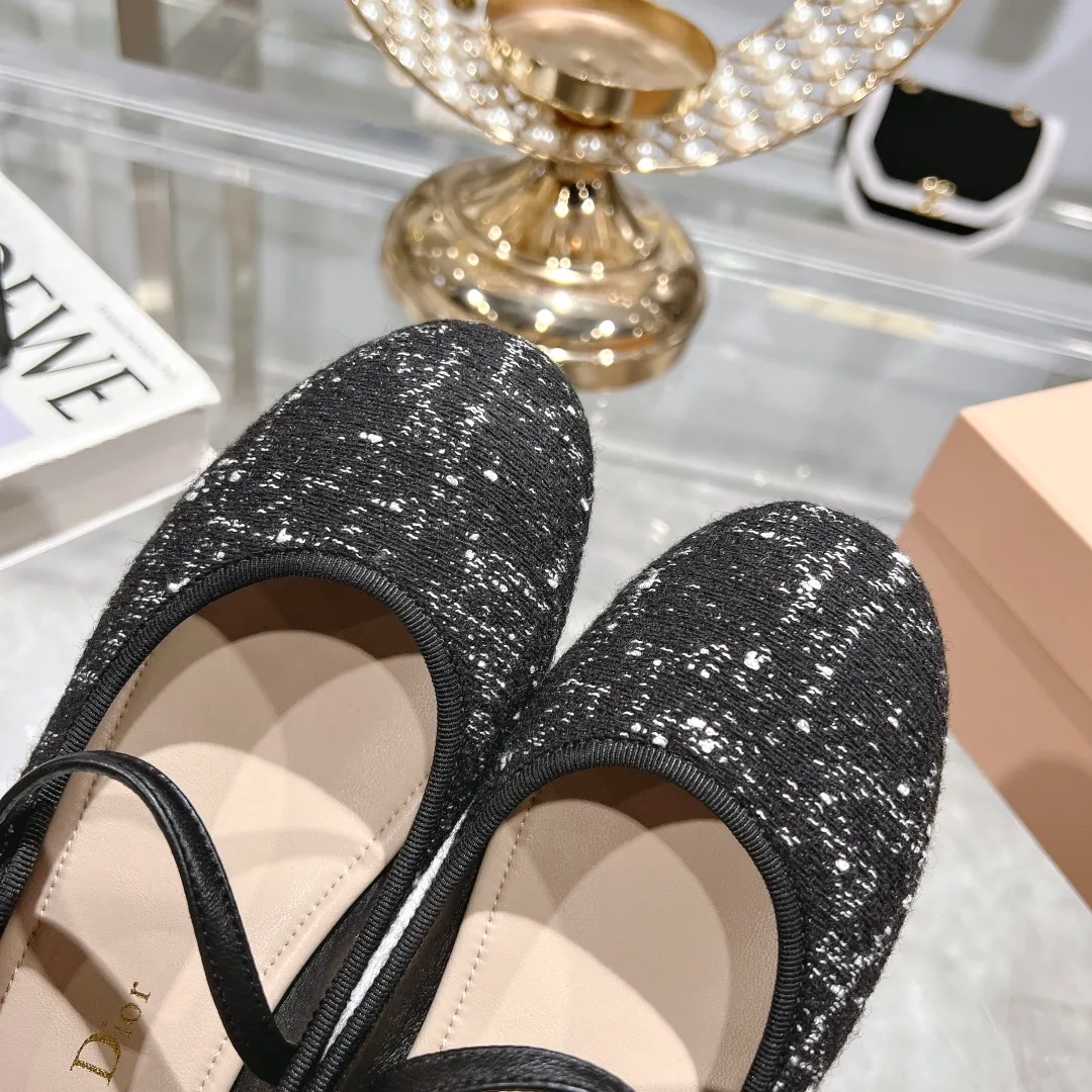 👟👟Ex-factory price 520👟👟 "Exclusive top version" Dior*Dior ✅2024vs spring and summer new series... [Round toe single shoes with small pearls] Original purchase and development! The last details of this shoe are perfectly restored 💐 The upper is made of special material and the inner padding is made of delicate lambskin. You can see the quality by looking at the details in real photos. It is a versatile style for little ladies and a lady. It is a stunning shoe at first glance... I love it. The genuine leather outsole imported from Italy has a five-pointed star logo! 35-39 (34.40 customization is non-refundable) Packaging: Original full set of packaging ☀The color official website is updated simultaneously
